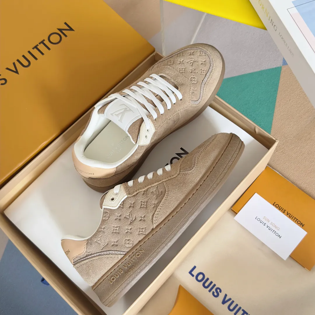 👟👟Ex-factory price 740👟👟 Top version LV Louis Vuitton L House Donkey Brand Stadium Series Casual Sports Shoes White Shoes Dexun Shoes Original purchase, development and production LV Stadium sports shoes are soft cow leather partially embossed with Monogram patterns, reproducing the retro design trend. Monogram canvas trim and toe perforations bring together exquisite details, the tongue is decorated with LV letter label, and the outsole depicts the Louis Vuitton logo. Exquisitely packaged at the delivery counter🛍📦 ▪️ Fabric: Original imported first-layer cowhide ▪️ Lining: Original imported soft sheepskin lining ▪️ Sole: Original open-molded non-slip rubber outsole ▪️ Bottom thickness: 3CM ▪️ Size: Women's 35-41